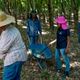 Família vive da extração de borracha na comunidade de Simpatia, em Anchieta, no Sul do Espírito Santo