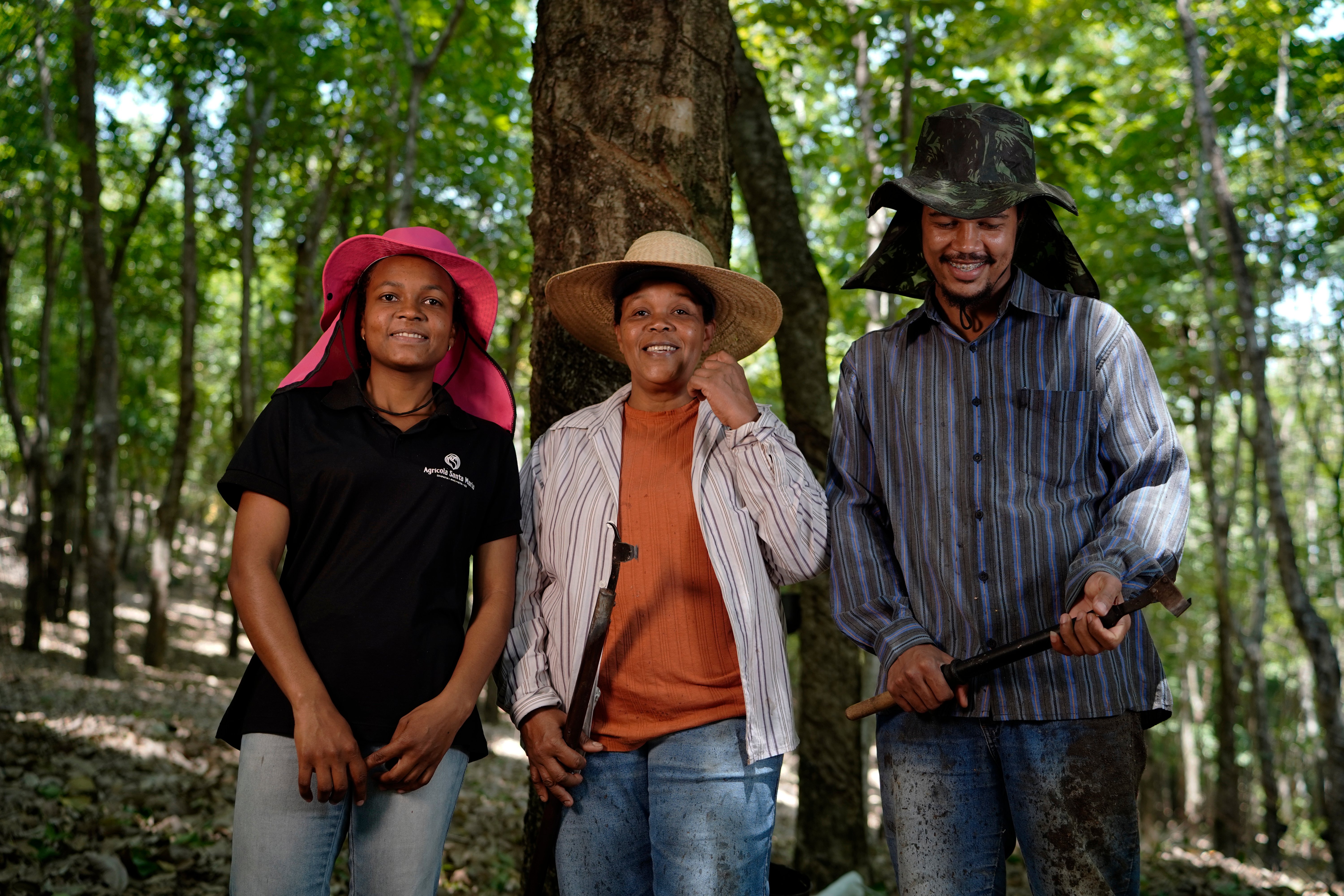 Família vive da extração de borracha na comunidade de Simpatia, em Anchieta, no Sul do Espírito Santo