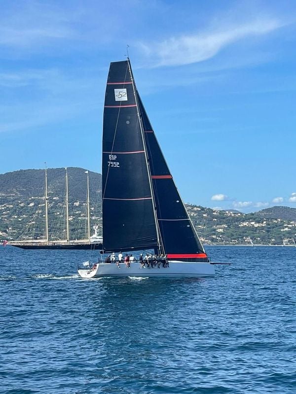 O barco brasileiro, comandado por Luciano Secchin, Mauro Dottori e Luis Staub, garantiu o terceiro lugar na prestigiada regata Les Voiles de Saint-Tropez, na França.