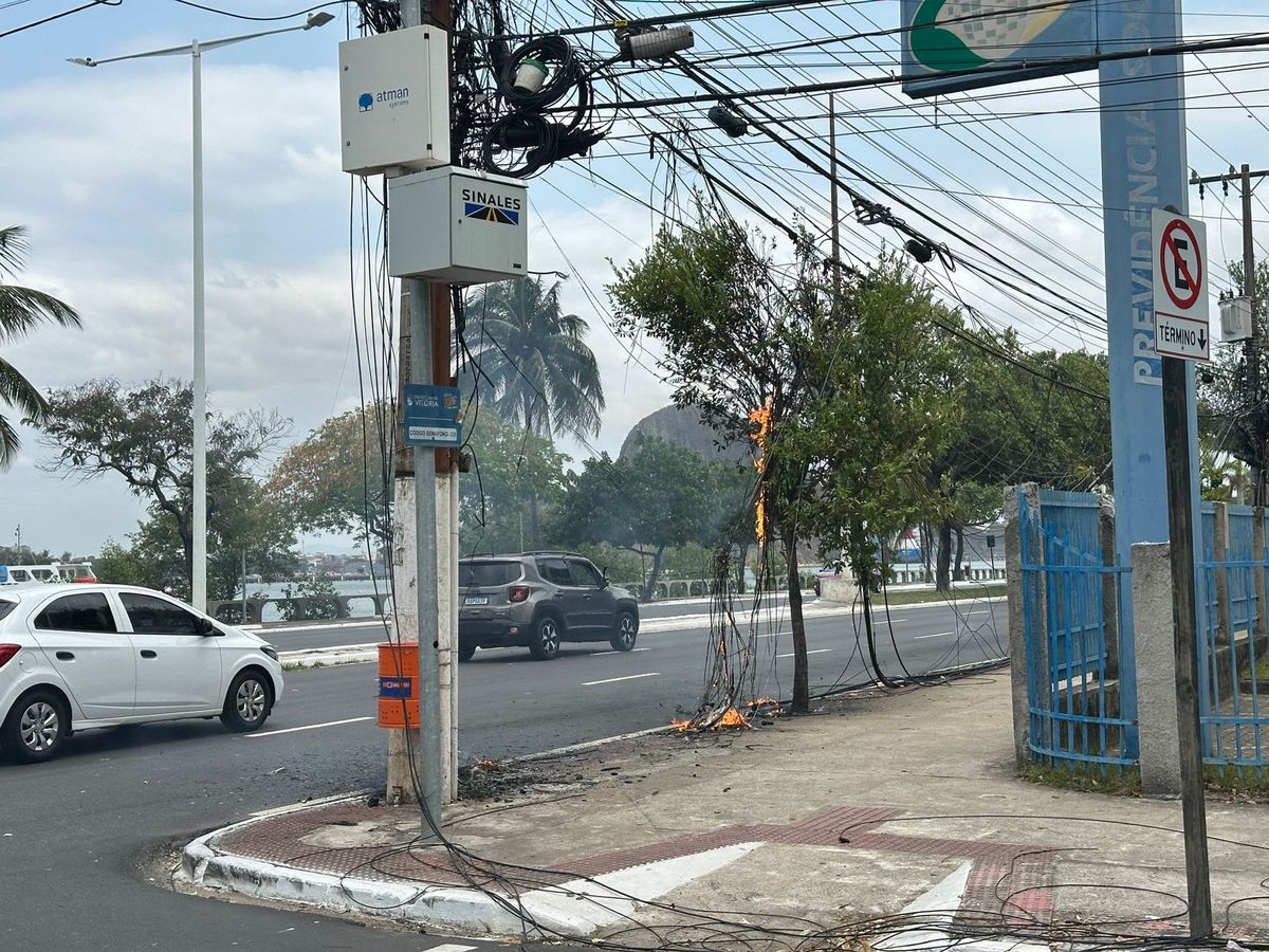 Poste em chamas na Avenida Beira-Mar 