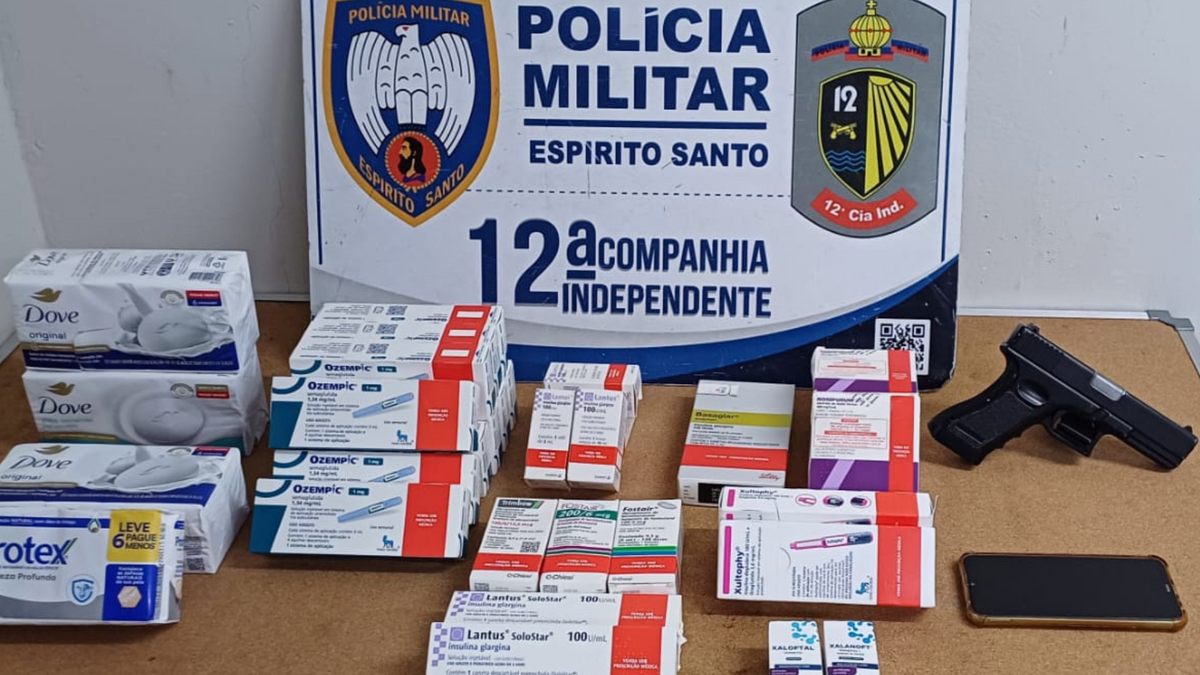 Quadrilha de assaltos à farmácias foi detida entre os dias 5 e 7 de outubro pela Polícia Militar. A imagem mostra a arma falsa utilizada para os roubos, um celular e medicamentos diversos, entre eles, 10 caixas de Ozempic.