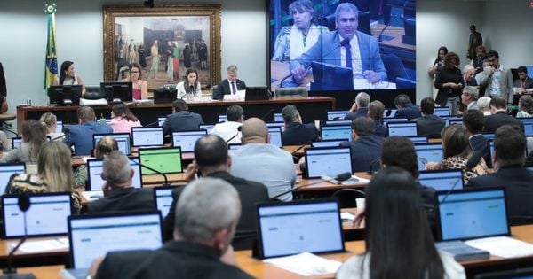 Texto estabelece prazo de 15 dias úteis para a Mesa Diretora do Senado julgar pedido de impeachment protocolado; comissão também aprovou PEC que limita decisões monocráticas no STF e outra que autoriza o Congresso a anular decisões da Corte