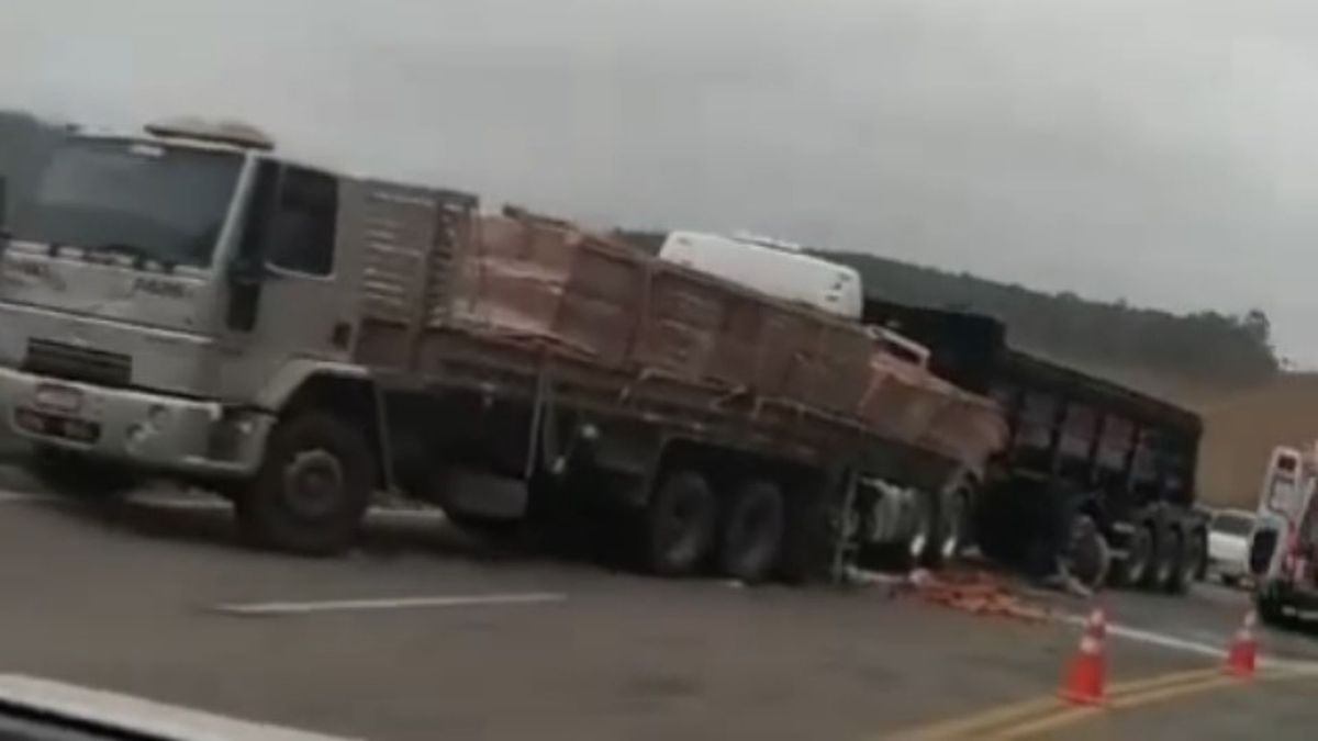 Acidente entre caminhões em São Domingos do Norte