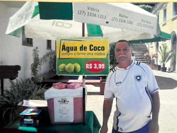 Aposentado Jorge Coutinho Felipe vendia água de coco para ajudar nos estudos da filha na Bolívia. Jovem se formou em Medicina