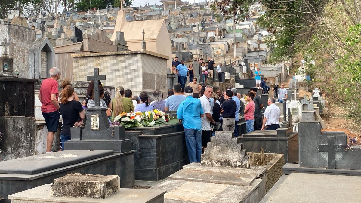 Corpos foram sepultados nesta quarta-feira (9)