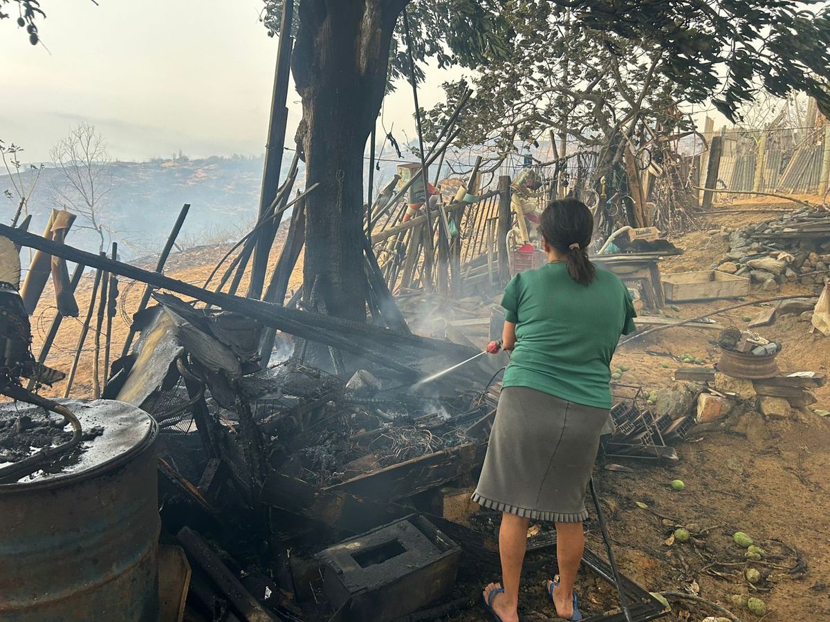 Grande incêndio em Colatina destrói quintal de casa