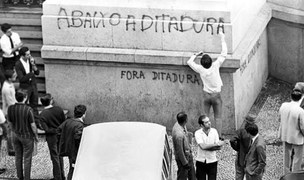 Na foto histórica, no Rio de Janeiro, Chico Borges picha mensagem contra a ditadura militar