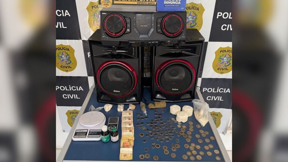 Em foto divulgada pela polícia aparece aparelho de som que teria o patrimônio público