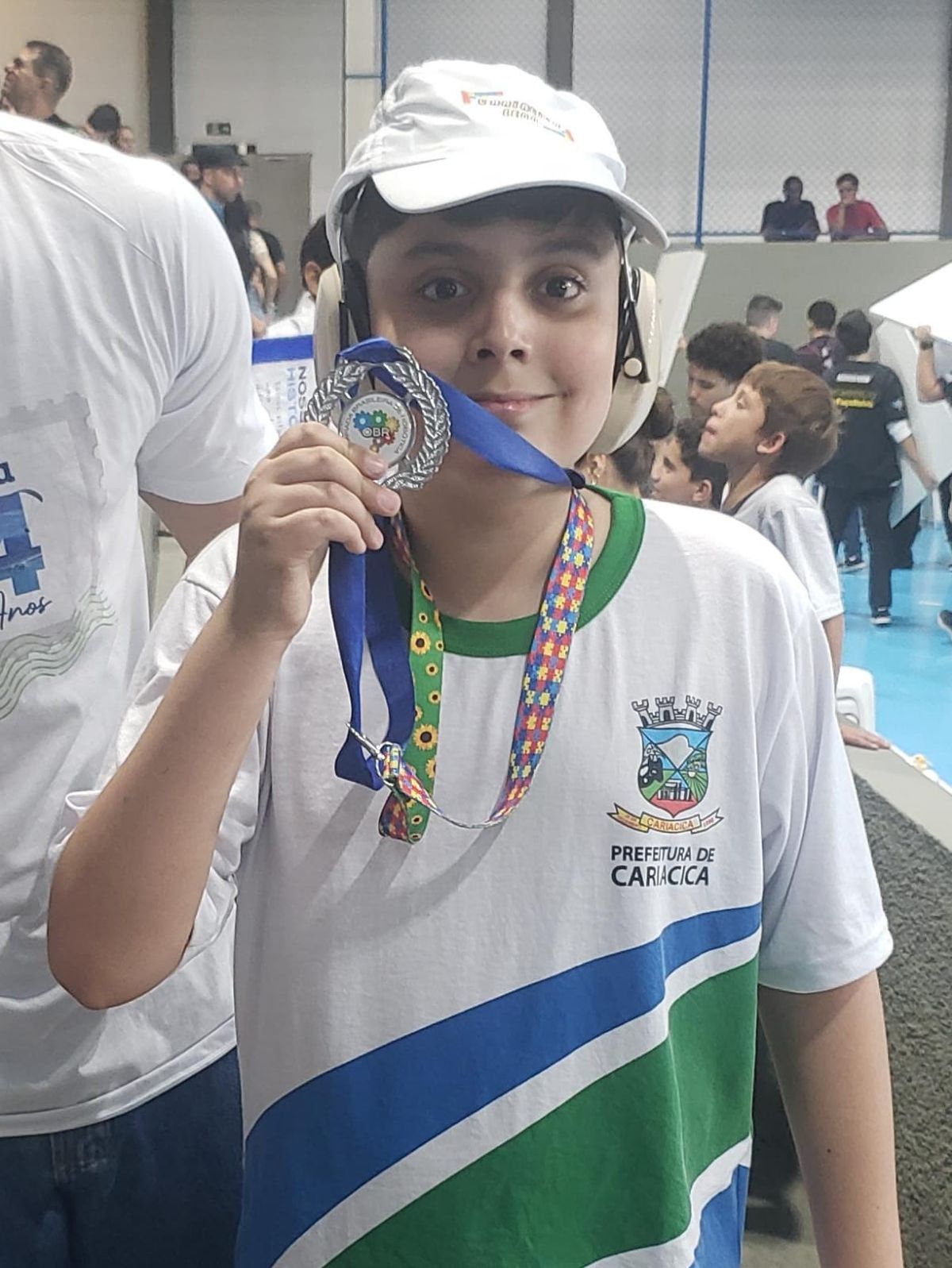 Daniel exibe medalha na Olimpíada de Robótica