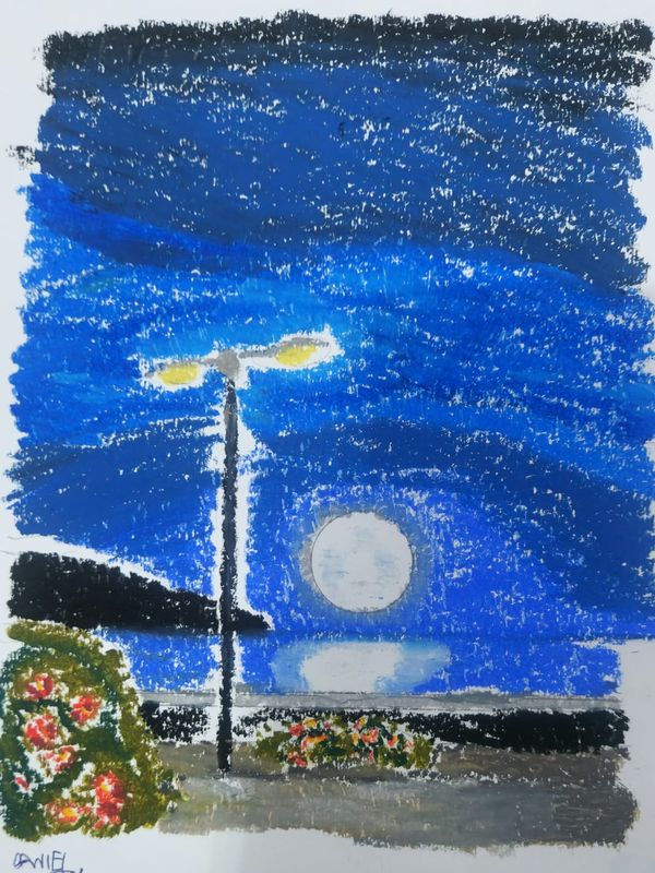 Pintura em giz pastel: um poste com duas luminárias, a  lua refletindo no mar e o céu azul ao fundo.