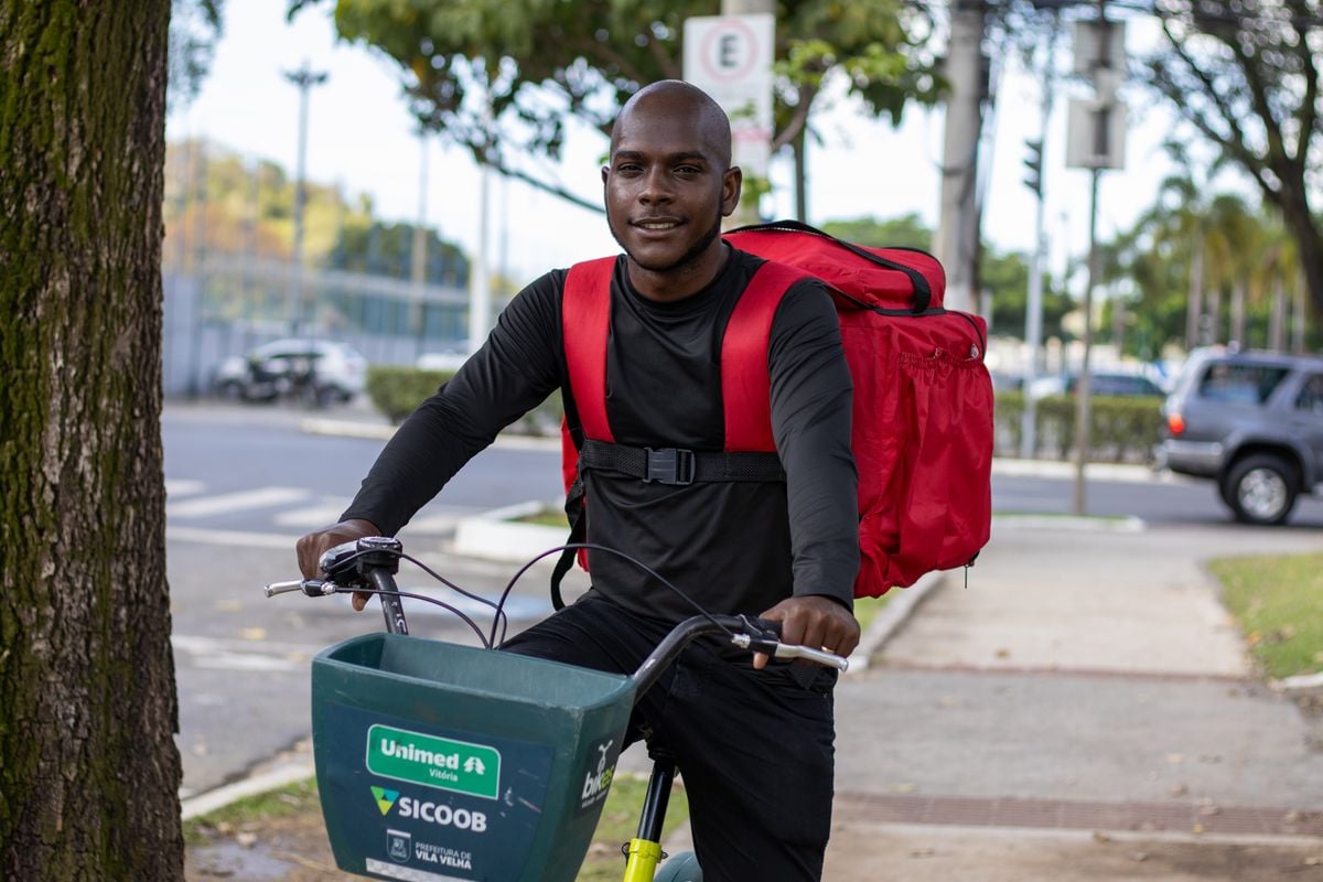 Todos os dias o entregador de delivery Gabriel Amancio utiliza a Bike Vitória para trabalhar. 