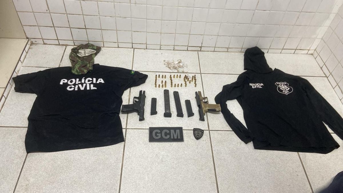 Armas, munições e camisas apreendidas com suspeito de crime em Bicanga