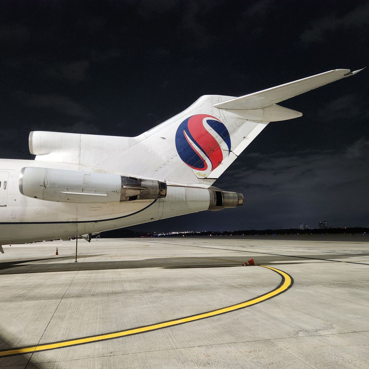 Cargueiro 727-200F da Total Cargo, matrícula PR-TTO, no pátio do Aeroporto de Vitória