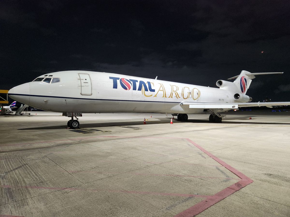 Cargueiro 727-200F da Total Cargo, matrícula PR-TTO, no pátio do Aeroporto de Vitória