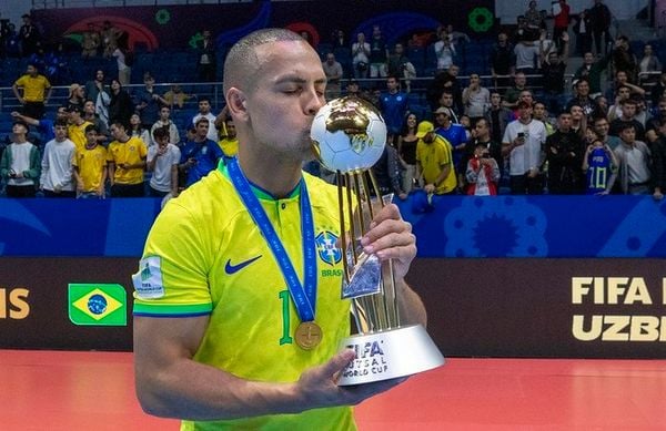 Ferrão, que marcou um dos gols do Brasil na final, com a taça da Copa do Mundo de Futsal.