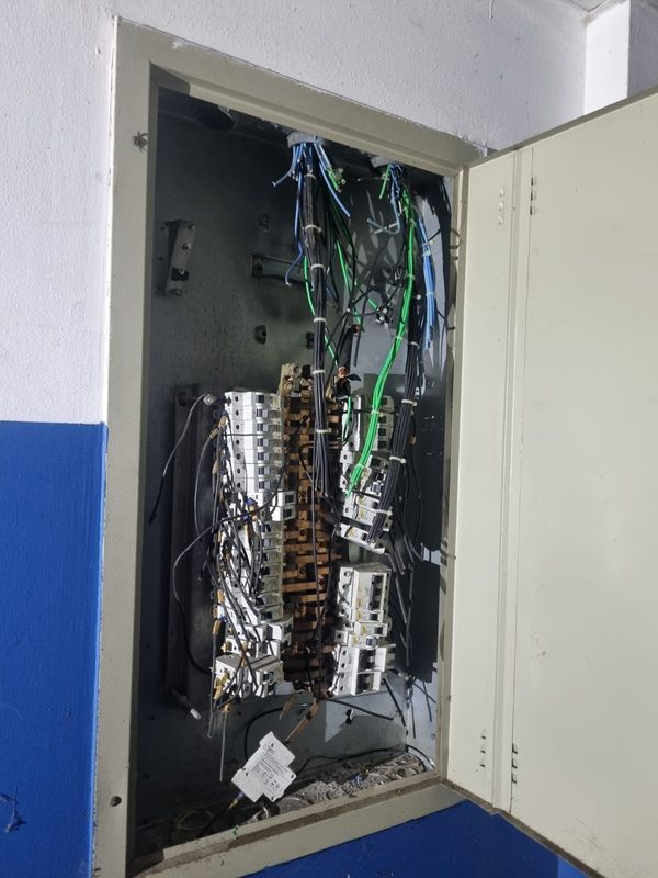 Homem quebrou portões e tentou furtar cabos elétricos em prédio vazio em Vitória por Leitor | A Gazeta