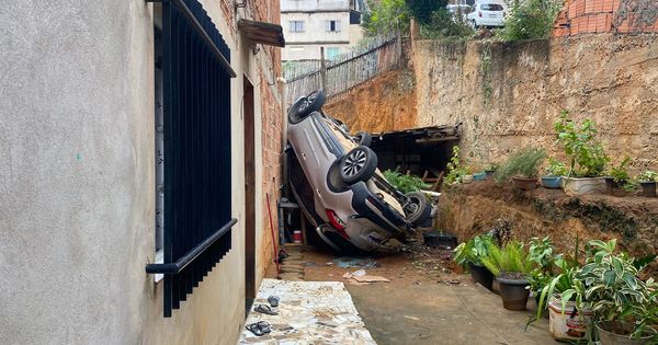 O condutor afirmou que acionou o freio de mão antes de sair do veículo, visto que a rua possui uma subida íngreme, mas o carro  caiu na área de serviço de um imóvel