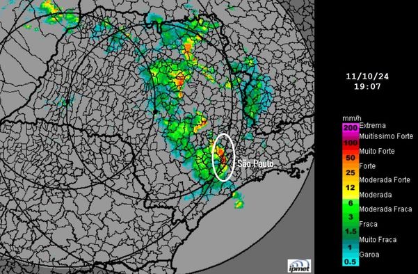 As nuvens de temporal que passaram sobre São Paulo aparecem em tons de vermelho/laranja dentro do contorno branco
