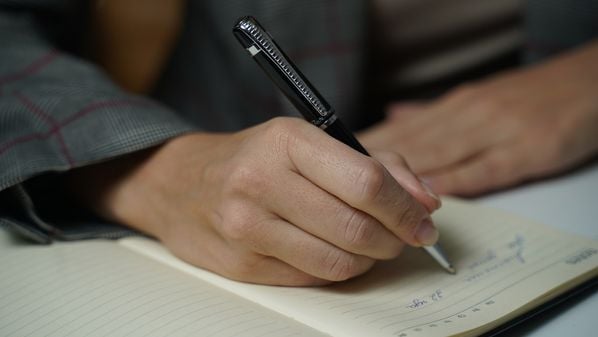 O gesto de escrever à mão, ou de recorrer à velha máquina de escrever, é mais do que nostalgia: é uma forma de resistência. Ambos exigem corpo, ritmo e demora