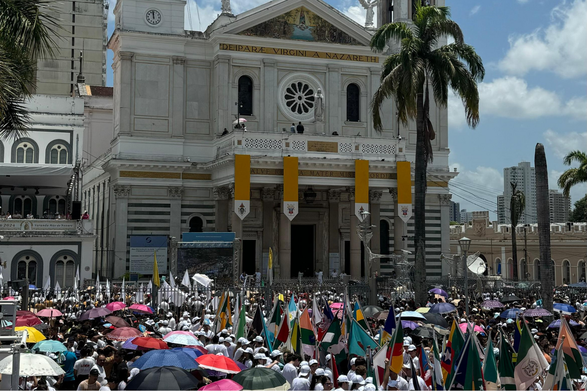 Basílica Santuário Nossa Senhora de Nazaré fica tomada de fiéis no Círio