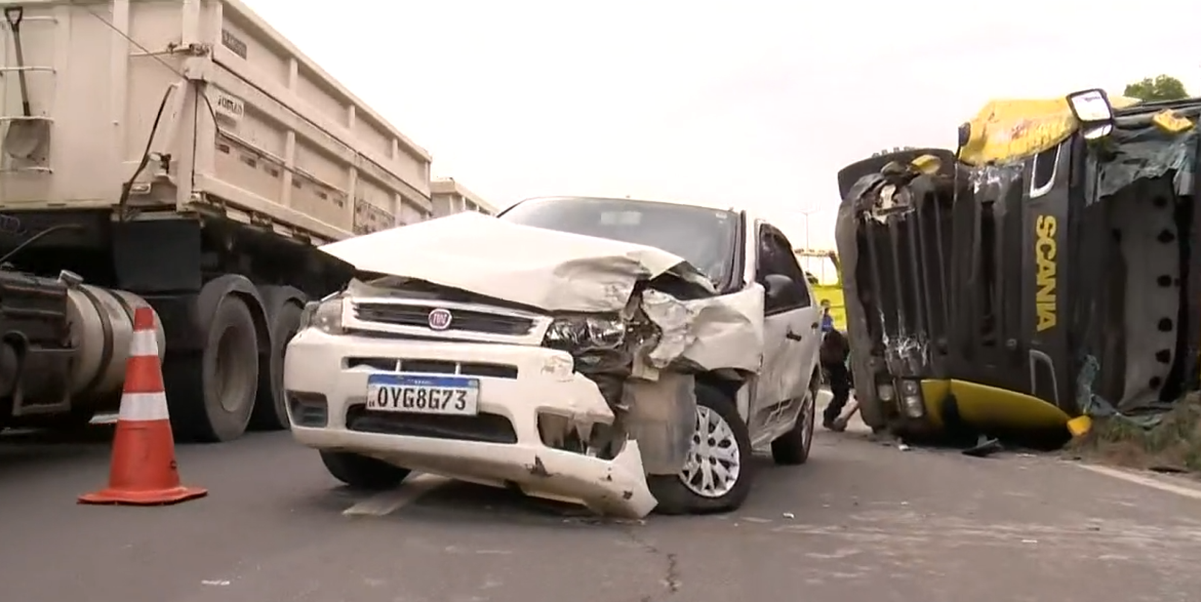 Carreta ficou tombada e carro ficou batido após acidente em Cariacica