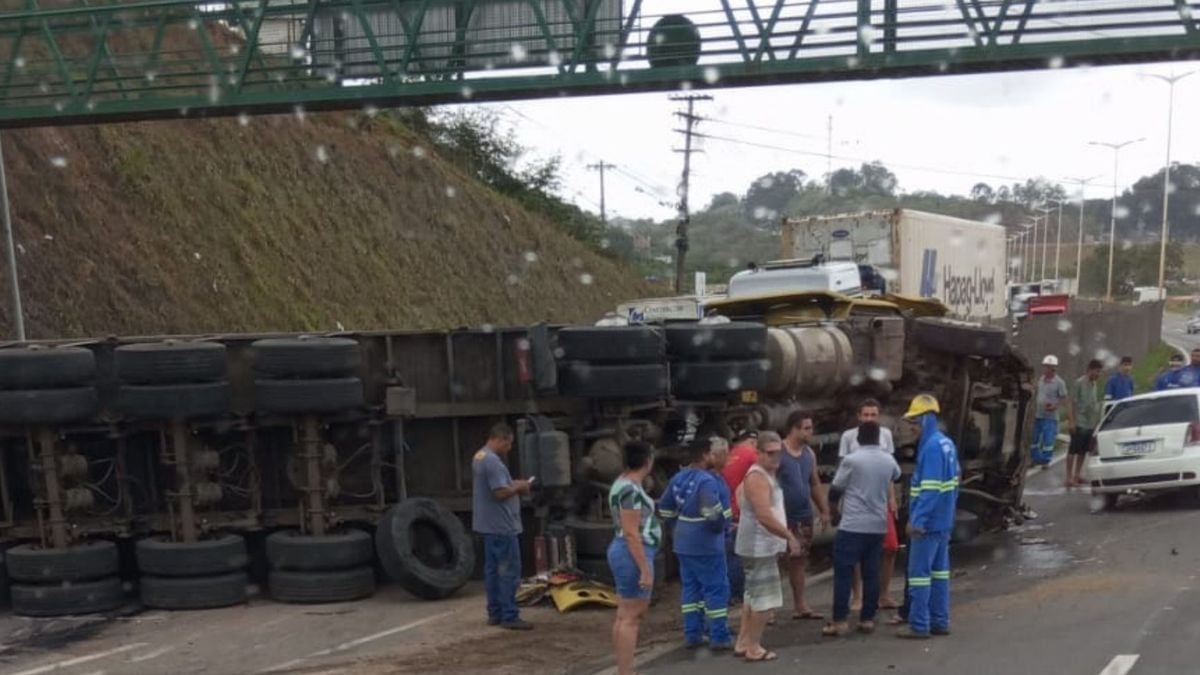 Carreta tomba na Rodovia do Contorno