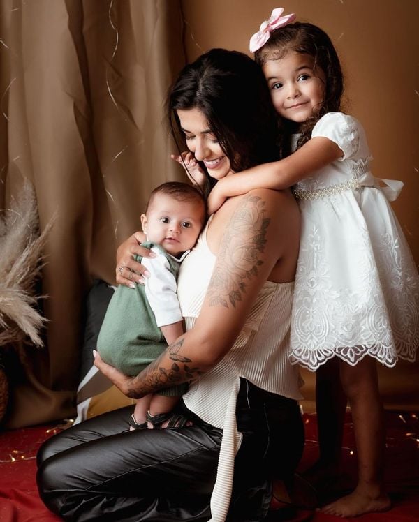 Larissa Cristina Caldeiras Alves, de 25 anos, com os filhos  Conrado Emanuel Alves de Almeida, de oito meses, e Dulce Maria Alves de Almeida, de apenas 4 anos