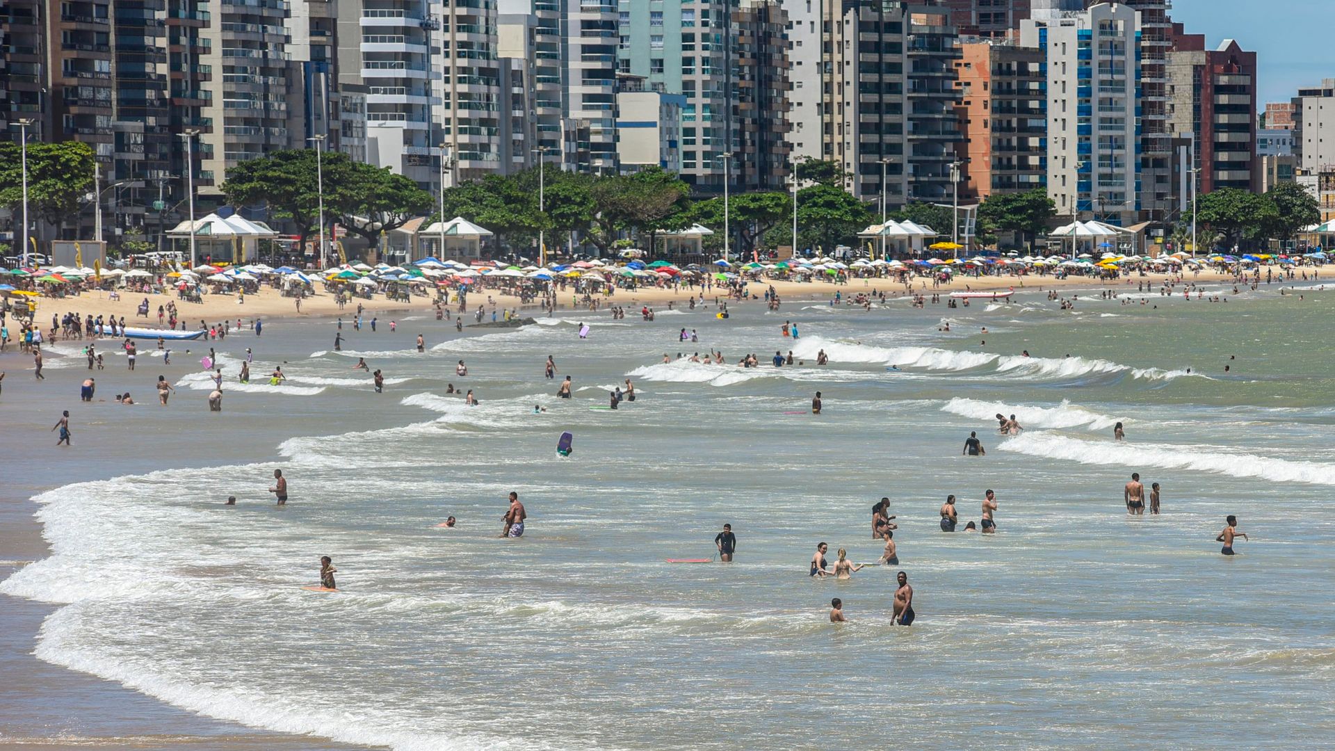 Apesar de duas pessoas ligadas à ocorrência terem sido encontradas, ninguém soube explicar o que aconteceu no edifício na manhã desta segunda-feira (18); polícia investiga o caso