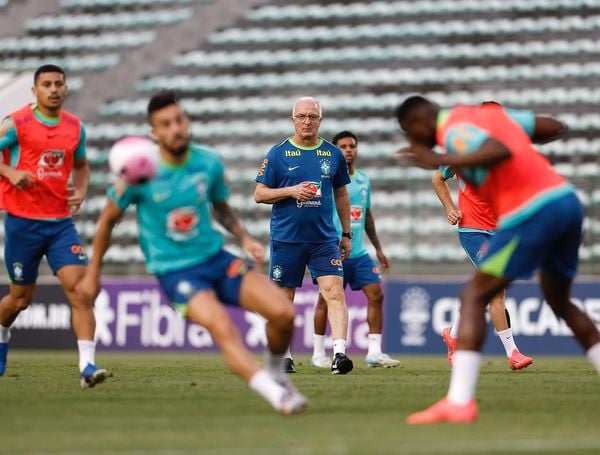 Dorival Júnior comanda treino da seleção 