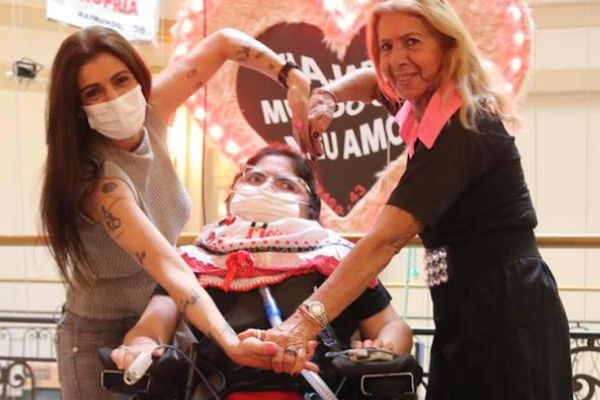 Luciana relata preocupação após ficar cerca de 60 horas sem energia elétrica em casa para abastecer respirador e aparelhos de saúde da filha