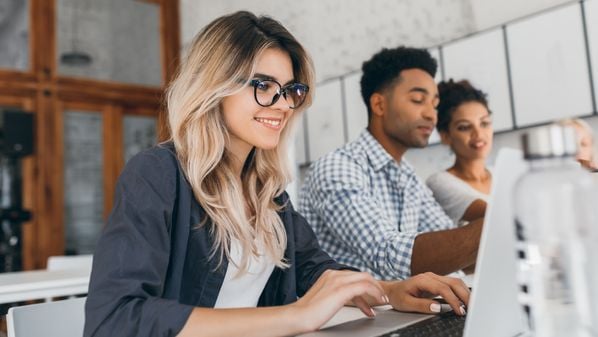Você já deve ter percebido que existe uma narrativa — espalhada principalmente nas redes sociais, e que influencia deveras a opinião pública — de que o jovem, o GenZ, não quer saber de CLT. A forma como essa narrativa é disseminada é sedutora