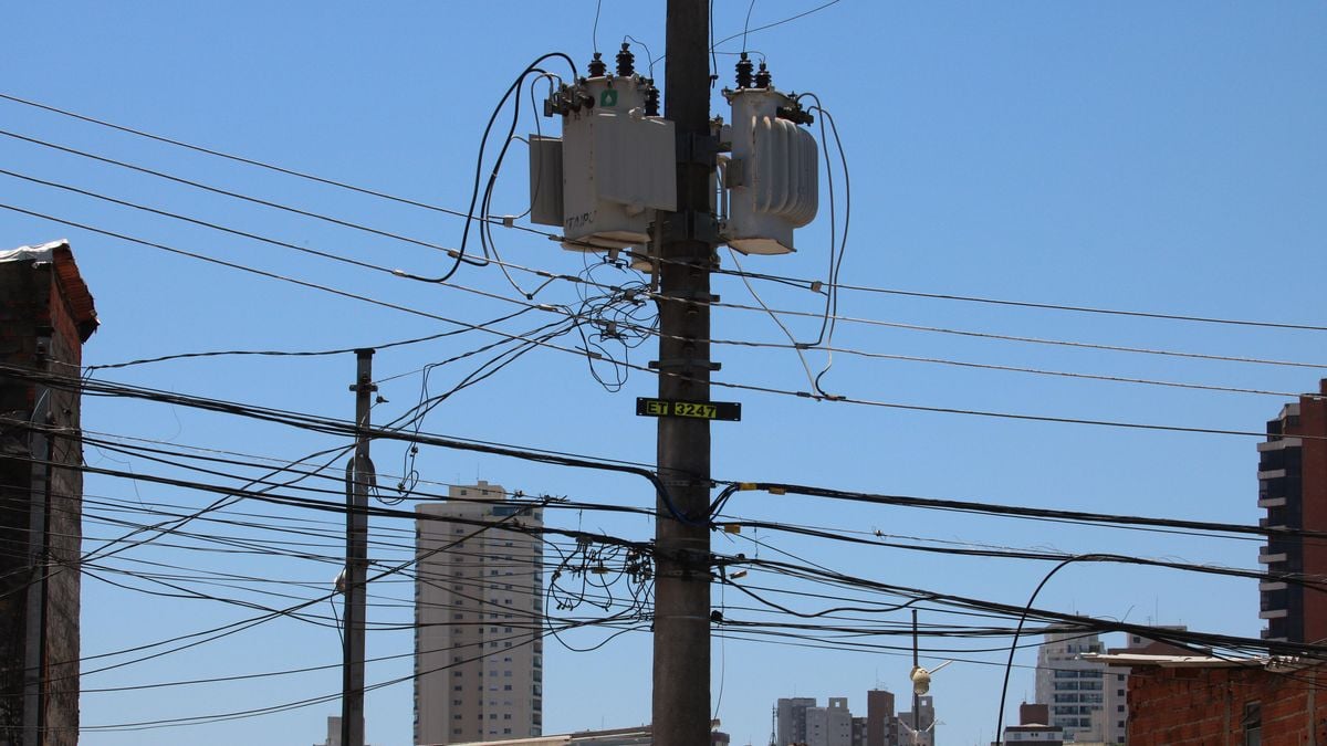 Fios de energia elétrica, Poste