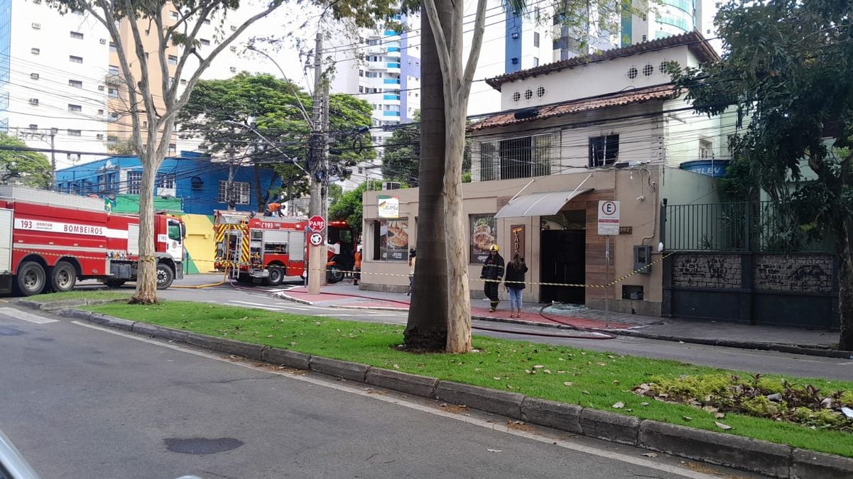 Incêndio atinge restaurante na Praia do Canto, em Vitória por Chico Calente