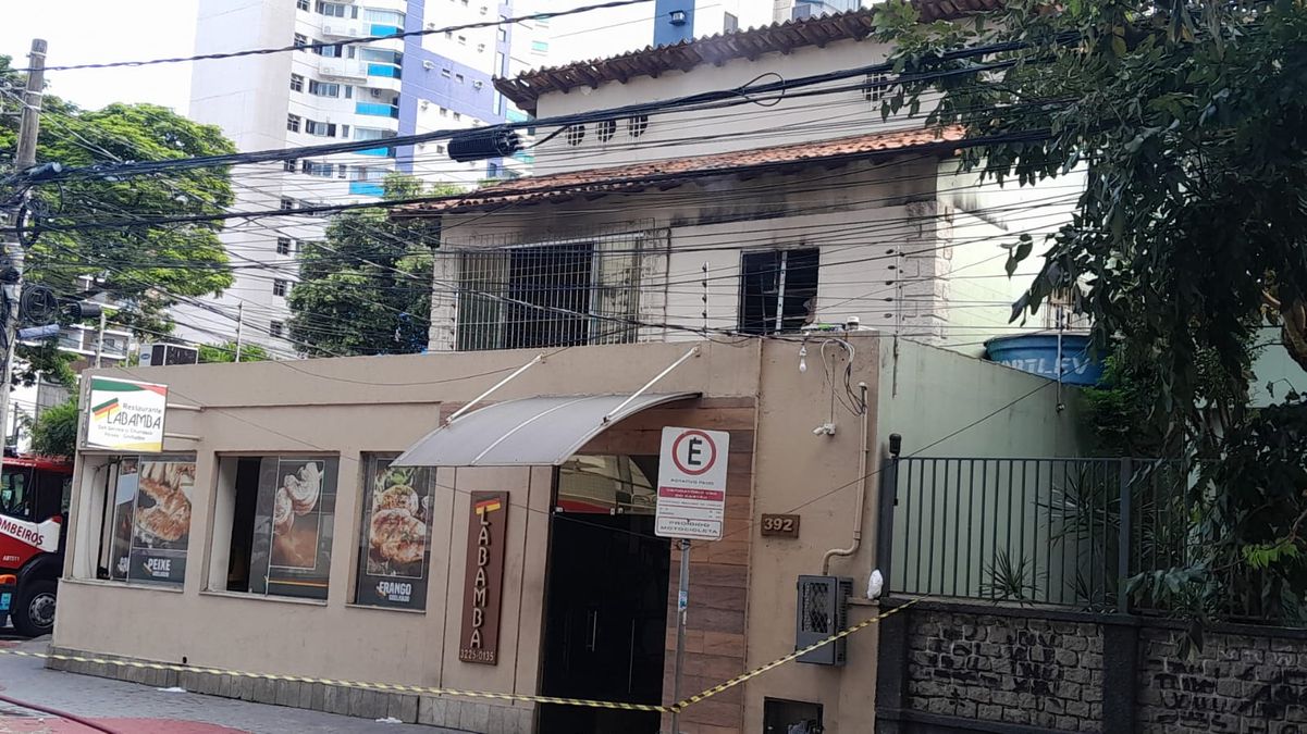 Incêndio atinge restaurante na Praia do Canto, em Vitória por Chico Calente