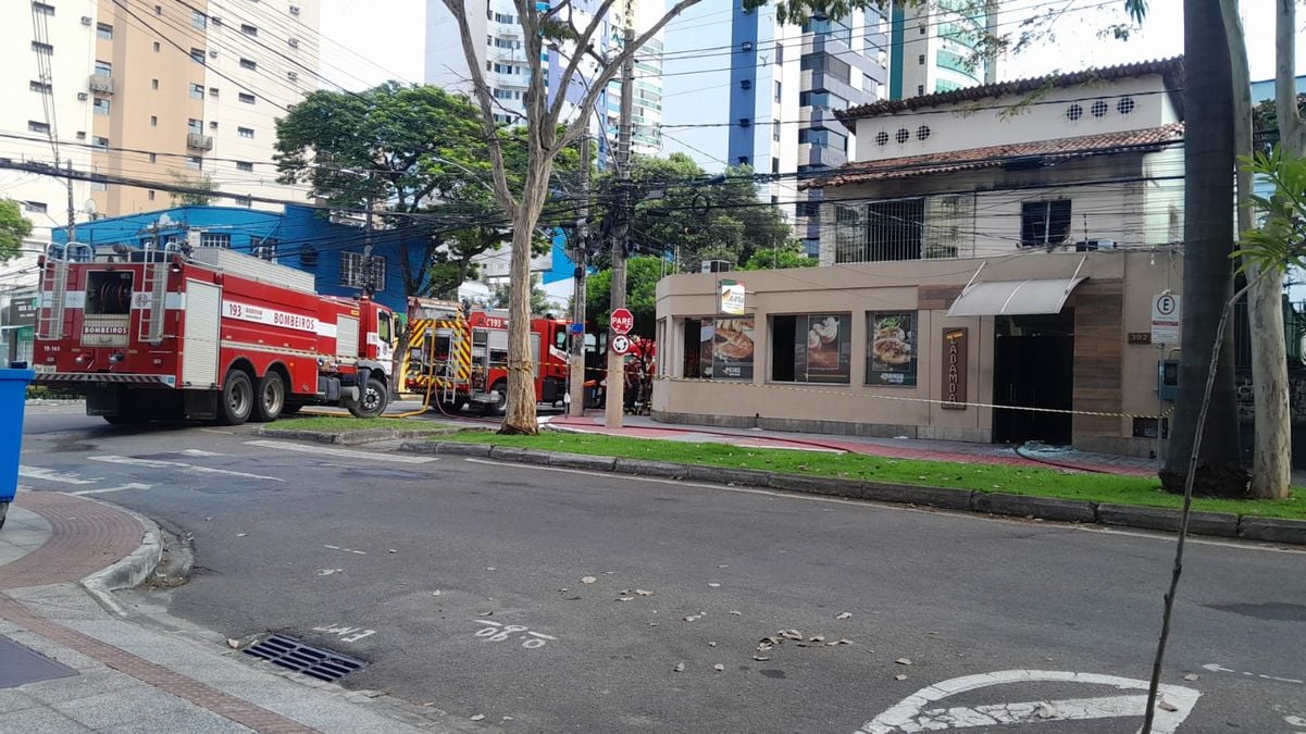 Incêndio atinge restaurante na Praia do Canto, em Vitória por Chico Calente