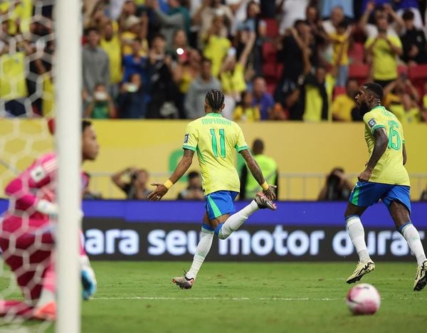 Raphinha comemora gol contra o Peru.