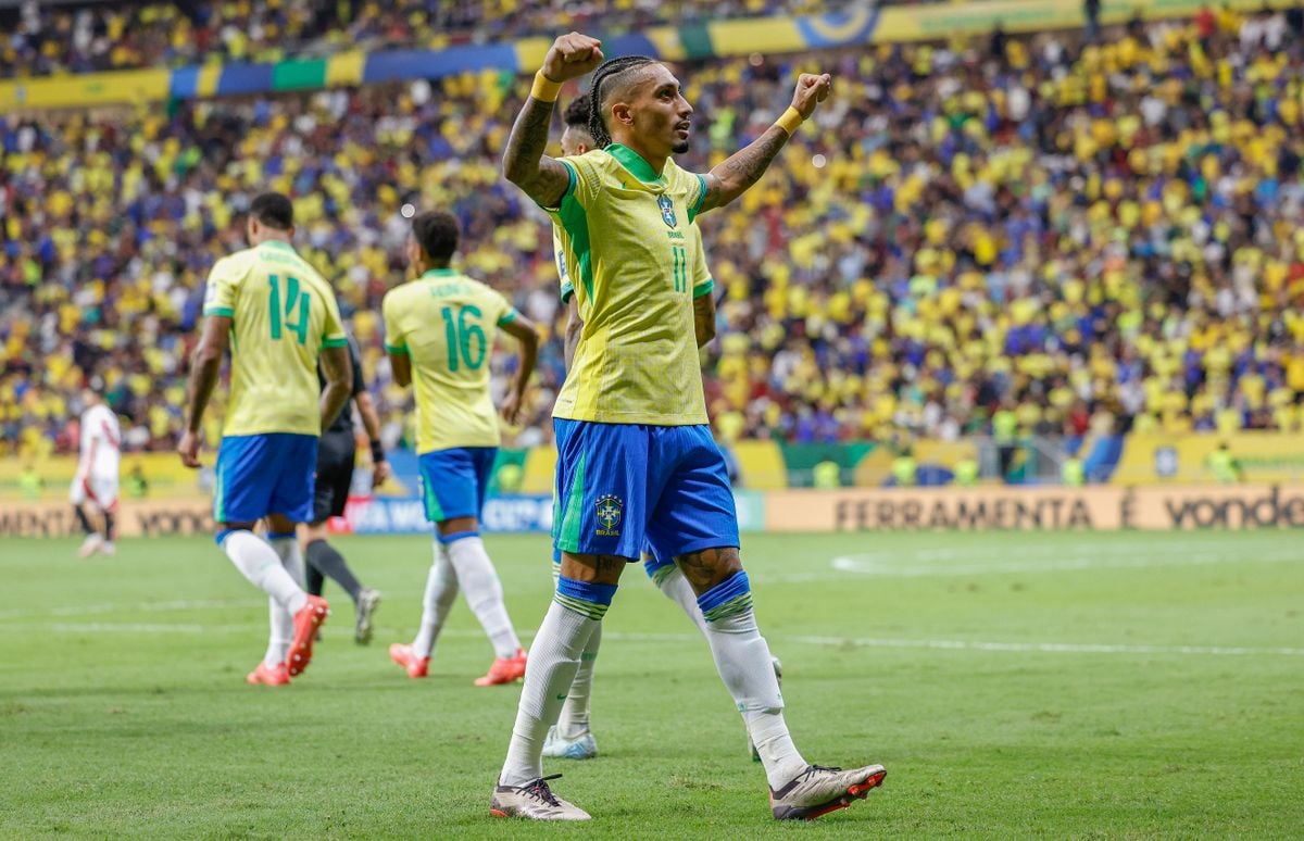 Raphinha marcou dois gols na goleada do Brasil