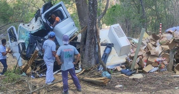 Testemunhas informaram à PM que o caminhão, transportando alimentos congelados, perdeu o controle ao descer pela Serra de Alto Moledo, em Itaoca Pedra