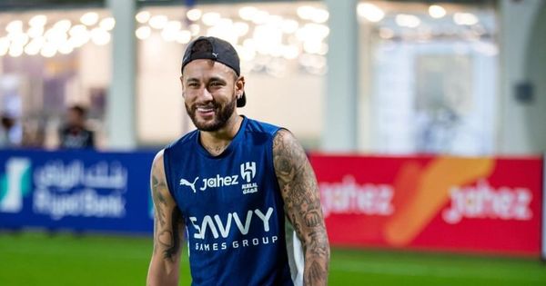 Neymar celebrou a volta aos gramados, nesta segunda-feira (21), após mais de um ano parado por causa da ruptura do ligamento do joelho.