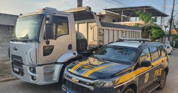 Segundo a PRF, a corporação recebeu uma denúncia por volta das 3h15 sobre um caminhão roubado com placas adulteradas que seguia pela rodovia federal no ES, escoltado por dois veículos