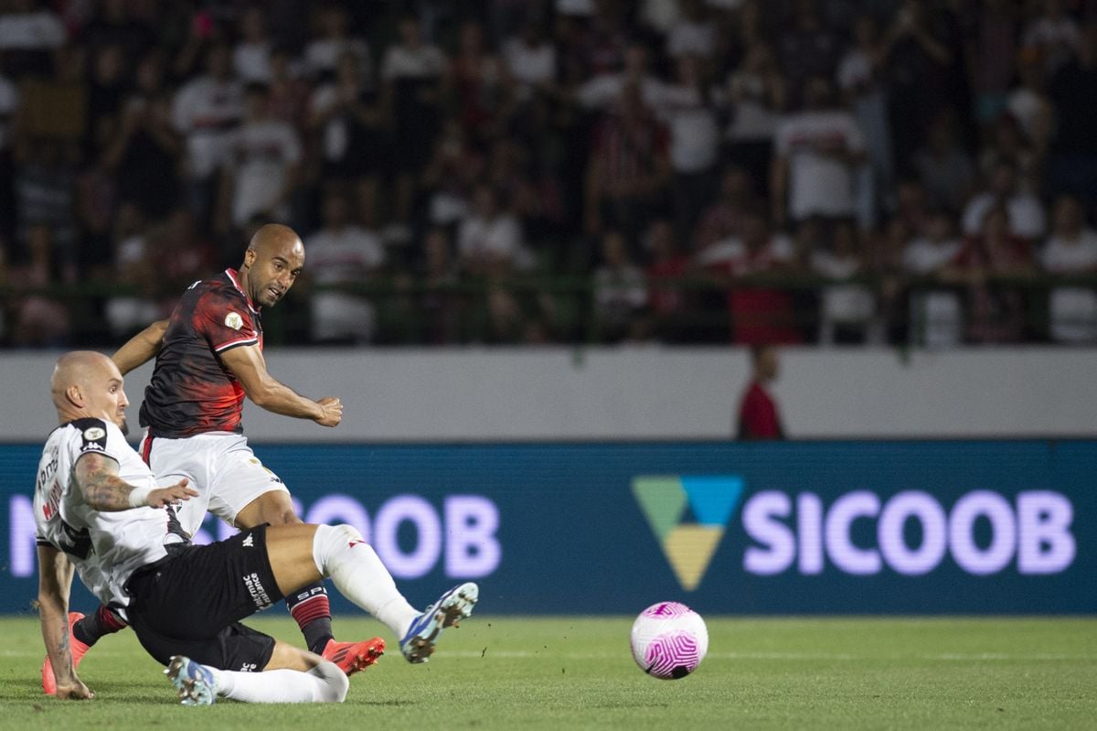 Lucas arrancou e bateu firme para marcar o segundo gol do São Paulo na partida