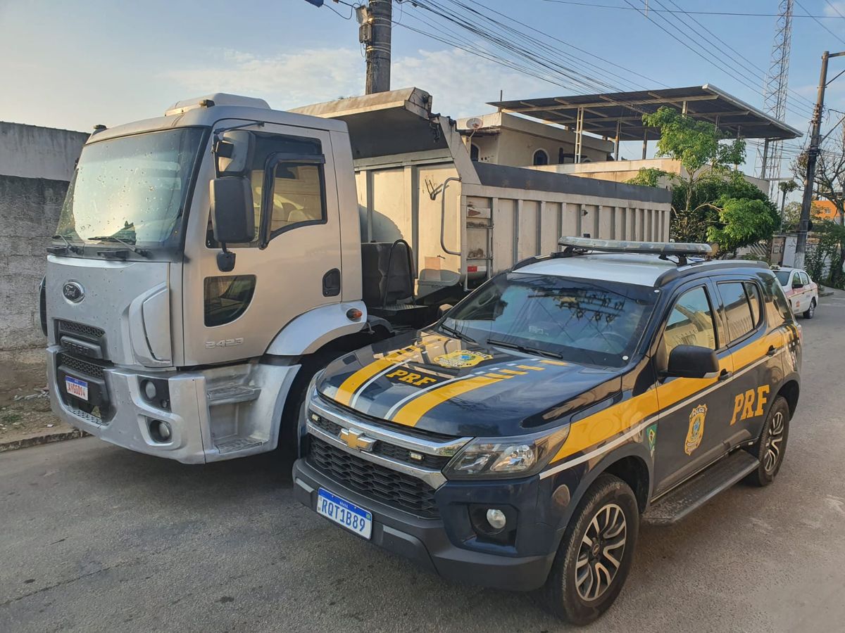 Veículo, produto de crime, havia sendo acompanhado por dois carros