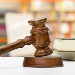 Rosilene Dias Fernandes recebeu uma condenação de 33 anos de prisão pelo homicídio de Tatiane Coutinho Scherrer e também por disparar contra Diana Mendonça Costa, com quem havia se relacionado