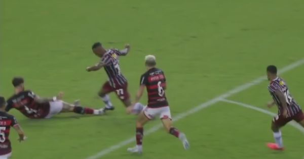 Tricolor venceu o clássico em que o árbitro Raphael Claus foi feliz nas suas decisões