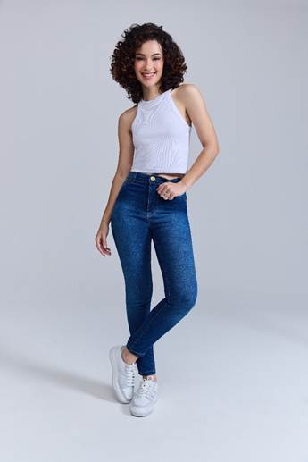 A calça jeans é uma peça versátil e atemporal 