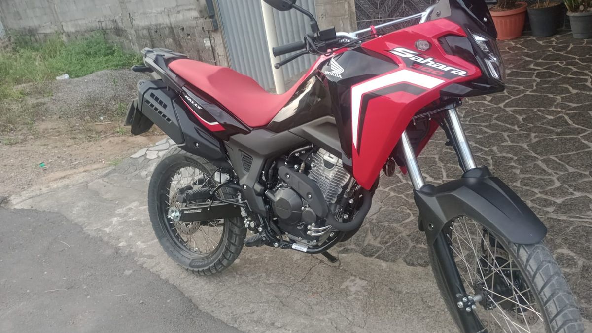 A moto roubado pelos três assaltantes foi encontrado no fim desta sexta-feira (18) no mesmo bairro onde o crime aconteceu, em Cariacica.