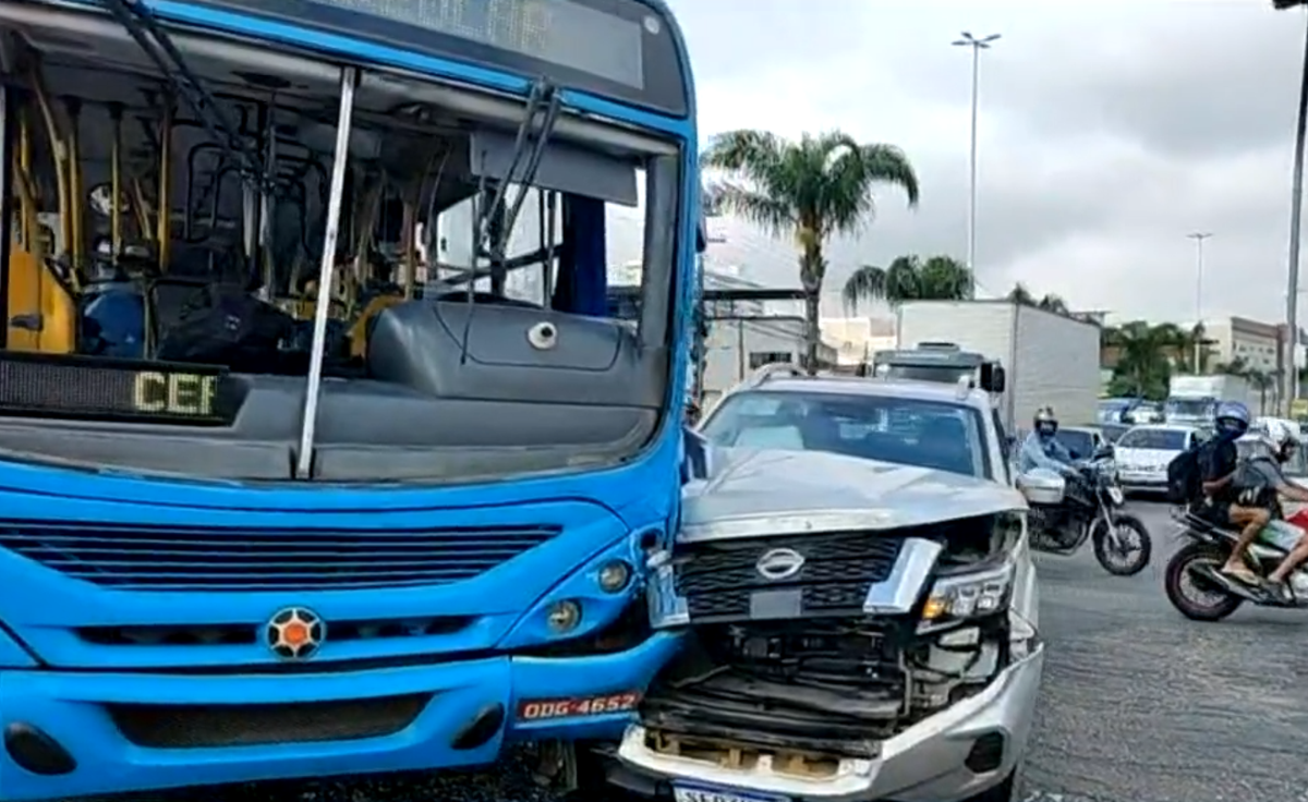 Acidente entre caminhonete e ônibus em Cariacica