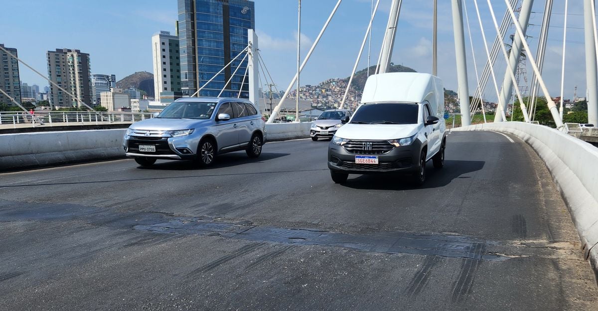 Buraco que sempre volta na Ponte da Passagem incomoda motoristas em Vitória