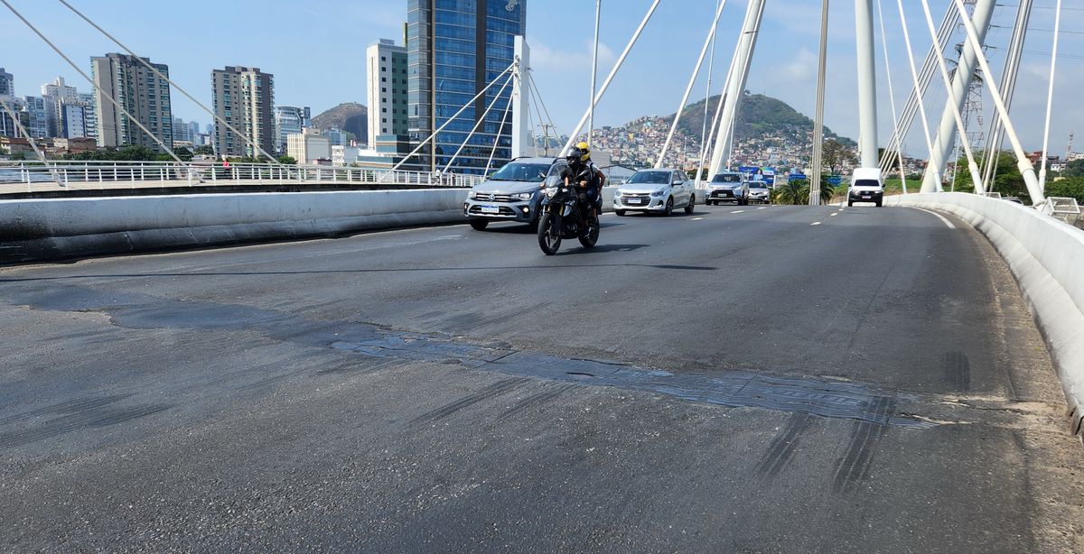 Buraco que sempre volta na Ponte da Passagem incomoda motoristas em Vitória