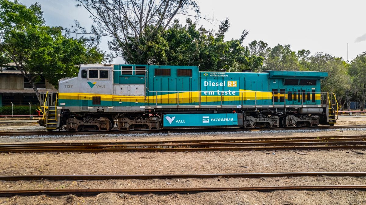 Locomotiva da Vale sendo abastecida com diesel renovável em Vitória